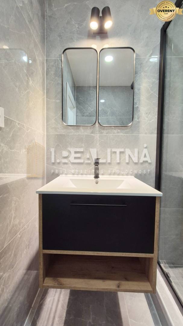 3 izbový byt v Prievidzi na sídlisku Zápotočky - kúpelňa.jpg