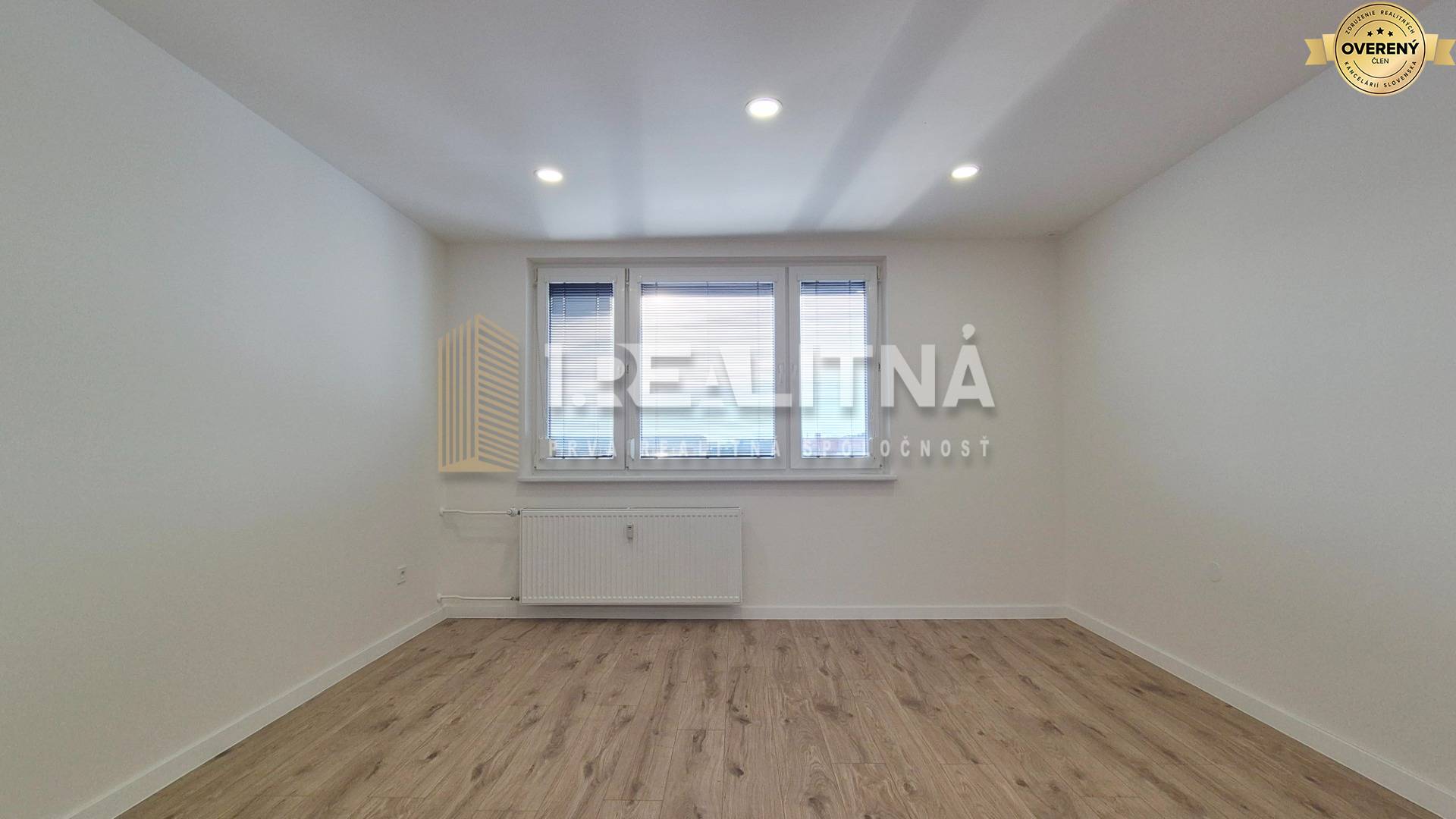 3 izbový byt v Prievidzi na sídlisku Zápotočky - obývacia izba.jpg