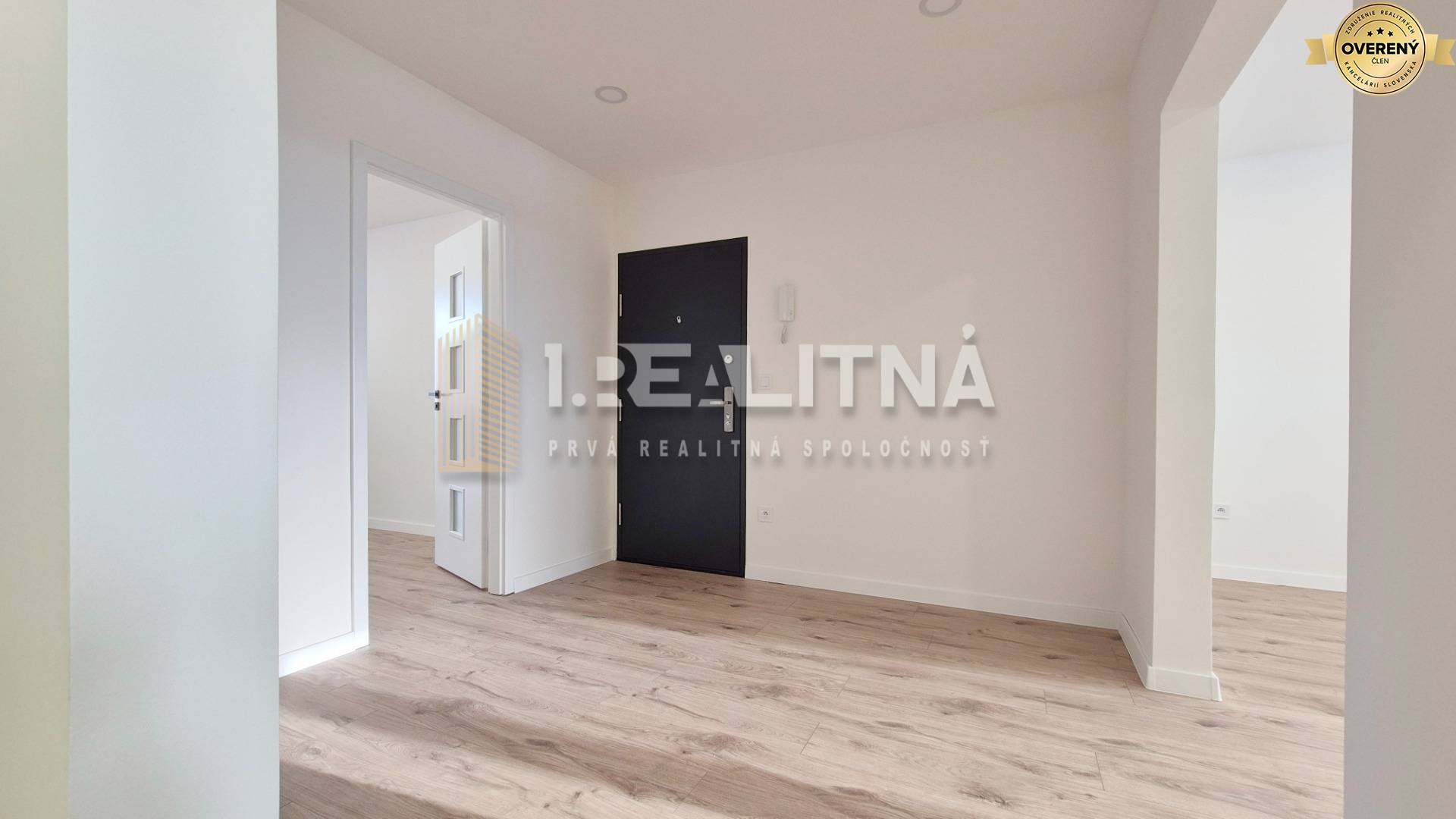 3 izbový byt v Prievidzi na sídlisku Zápotočky - chodba.jpg