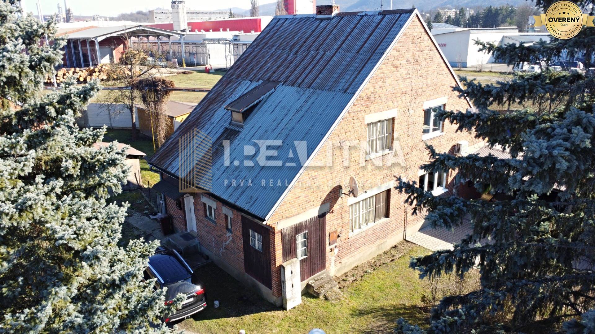 Pohľad na dom z diaľky.JPG