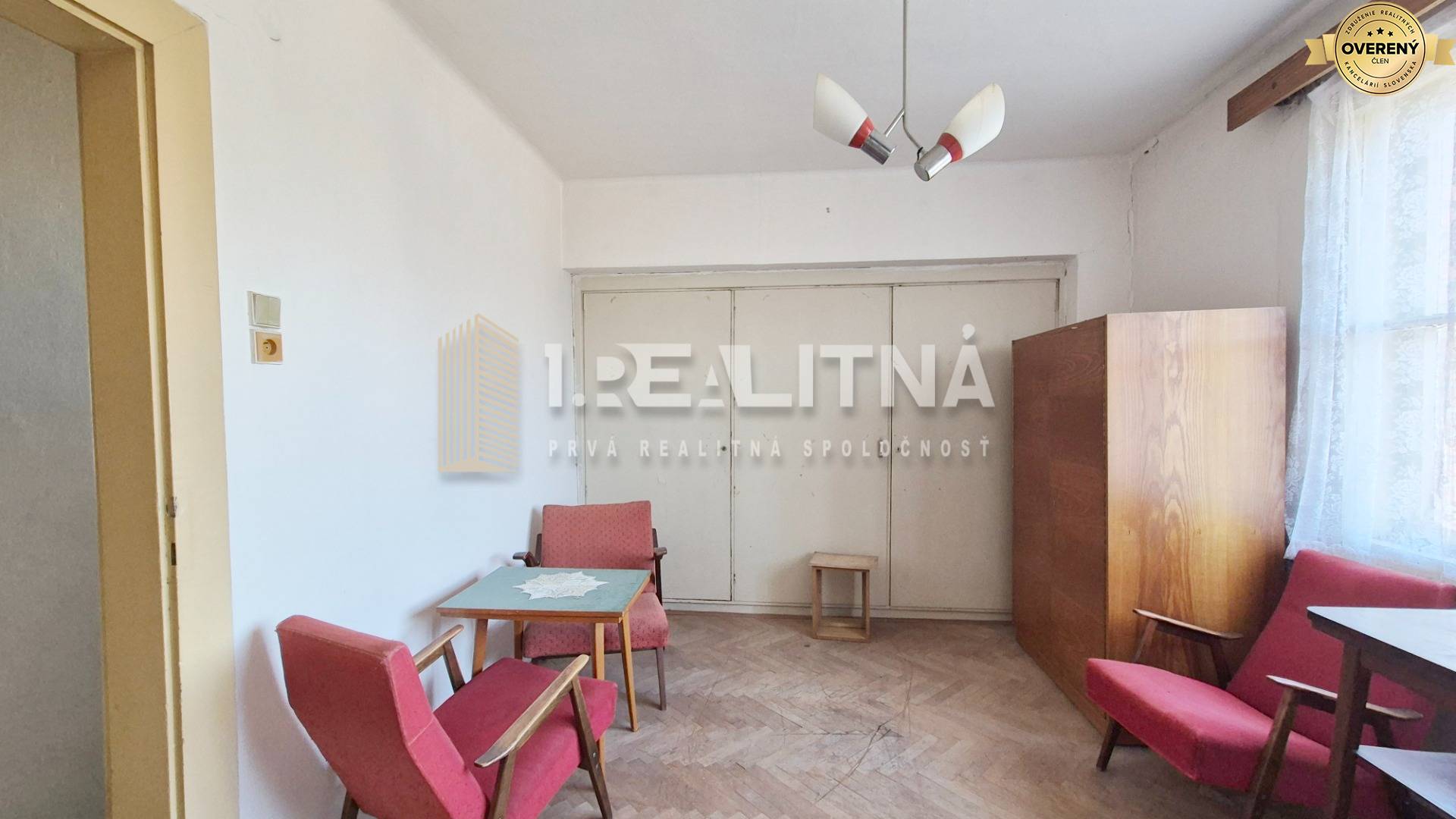 Izba s výhladom pred dom.jpg