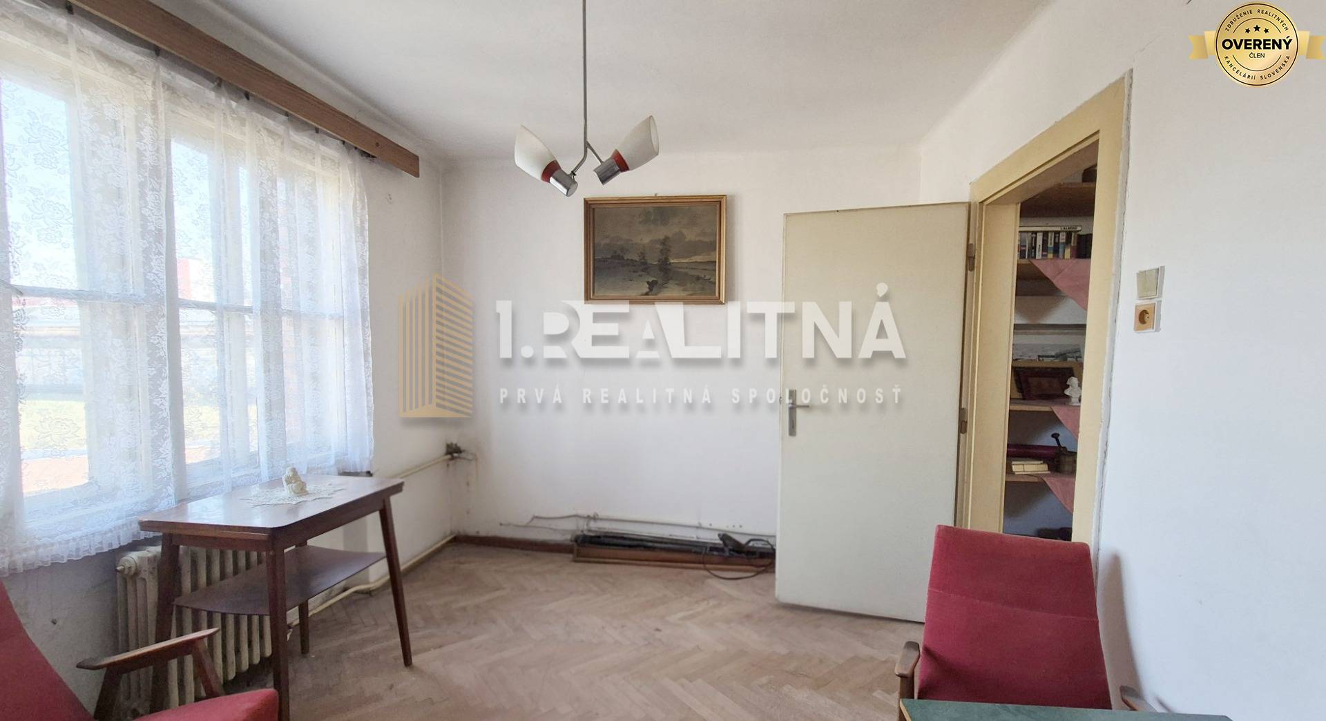 Ďaľší pohľad na izbu na poschodí.jpg