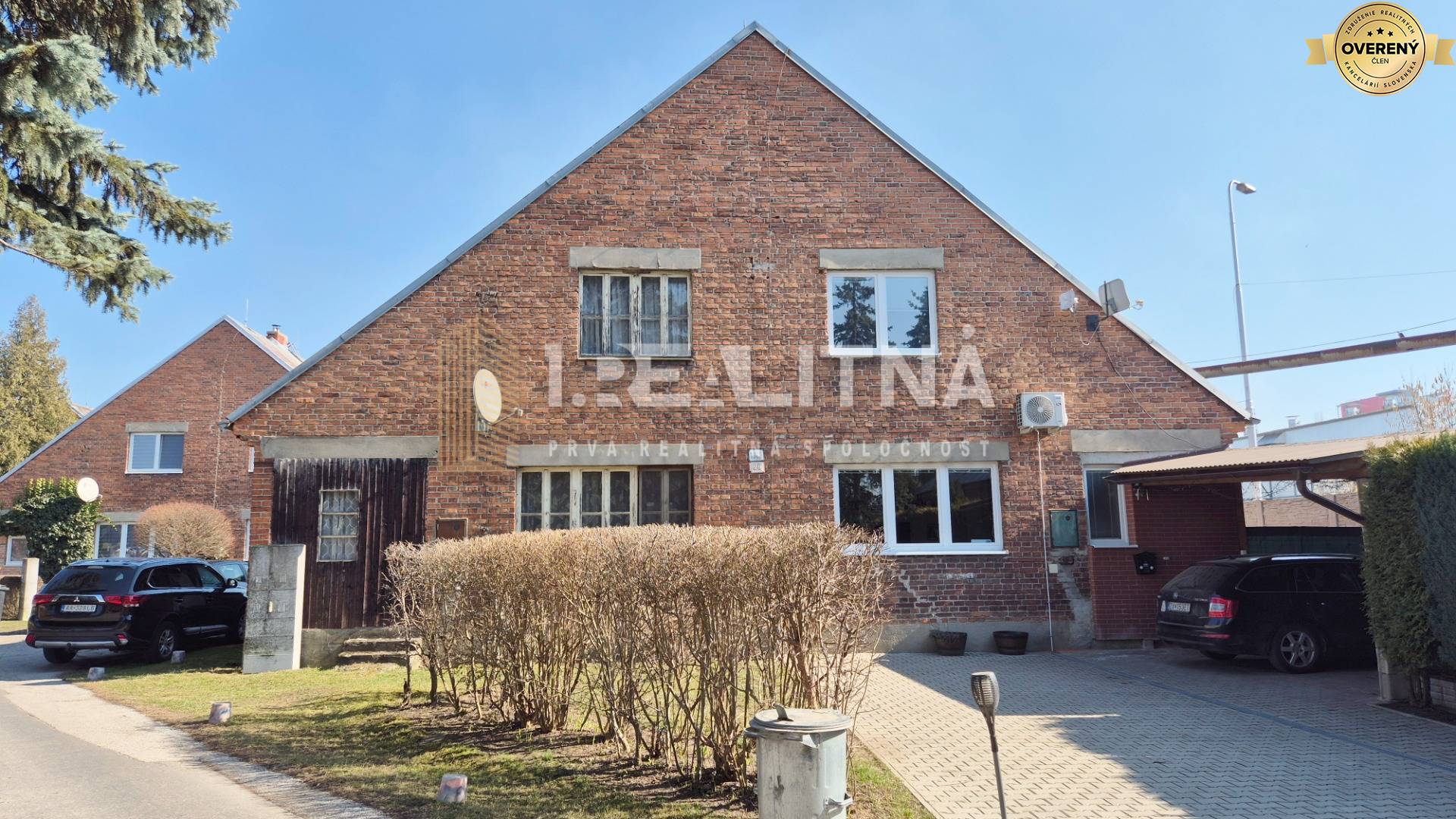 Pohľad na dom spredu.jpg