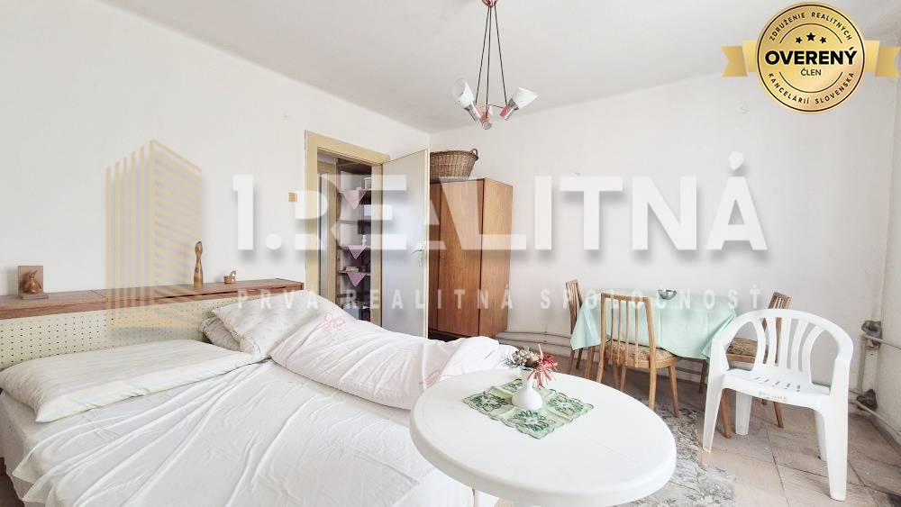 Spálňa na poschodí.jpg