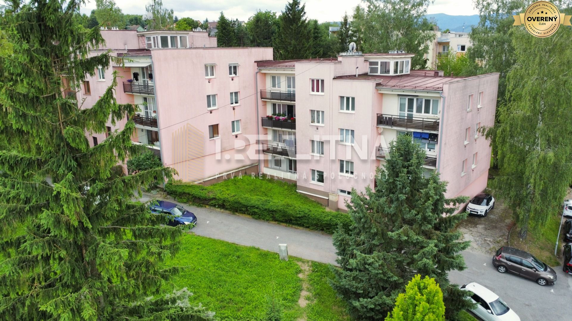 Pohľad zpredu na bytový dom.jpg