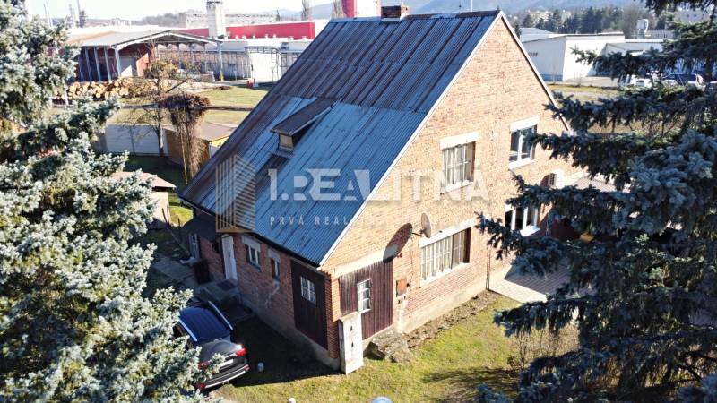 Pohľad na dom z diaľky.JPG